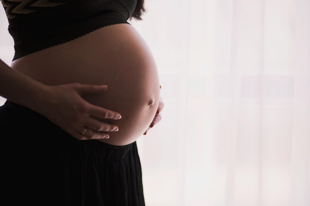 donna pensa alla fertilità femminile e desiderio di maternità donna pensa alla fertilità femminile e desiderio di maternità