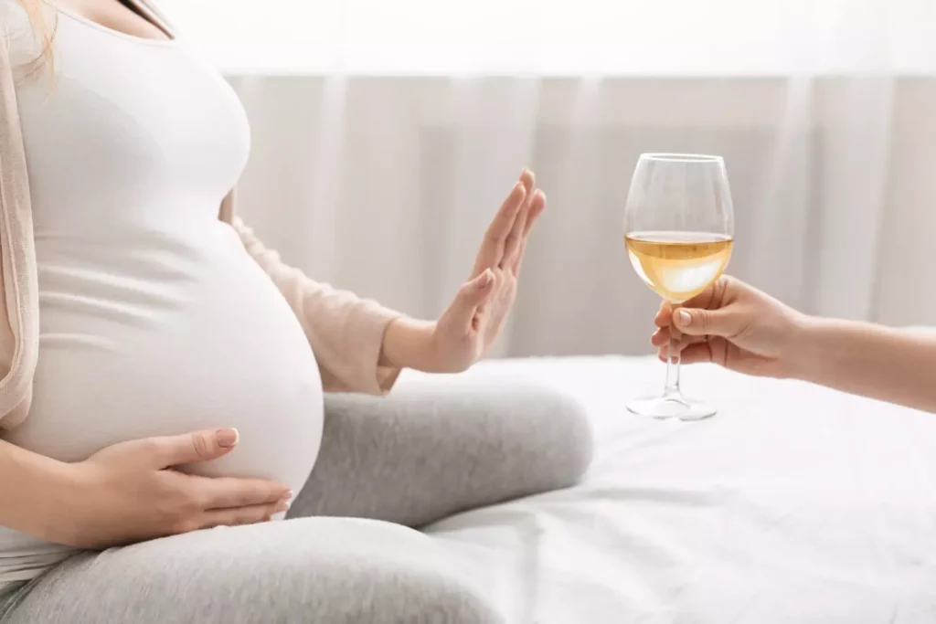 donna incinta rifiuta bicchiere di alcol per proteggere fertilità donna incinta rifiuta bicchiere di alcol per proteggere fertilità