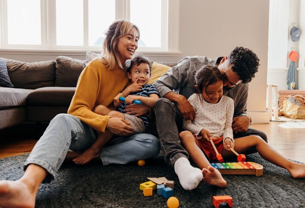Famiglia moderna che rappresenta la cogenitorialità Famiglia moderna che rappresenta la cogenitorialità